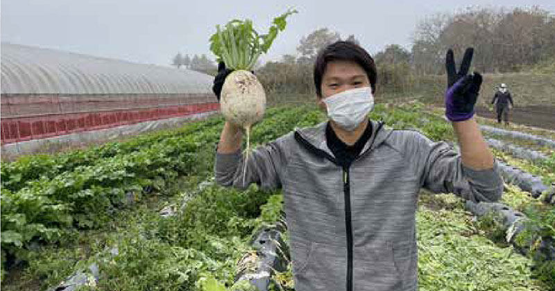 大根を持っている男の人